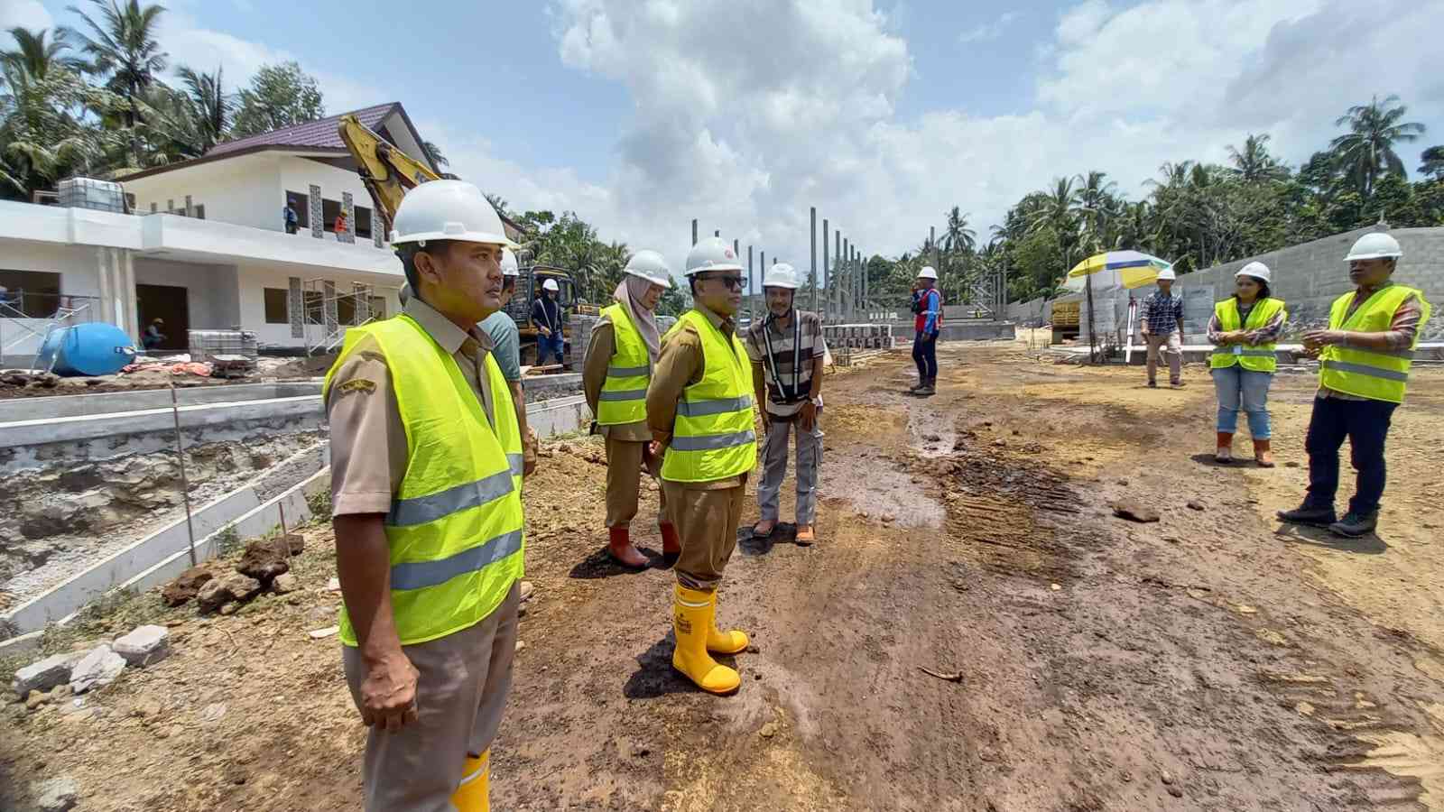 Peninjauan-Progres-pembangunan-TPS3R-Balak-di-Desa-Balak-Kecamatan-Songgon
